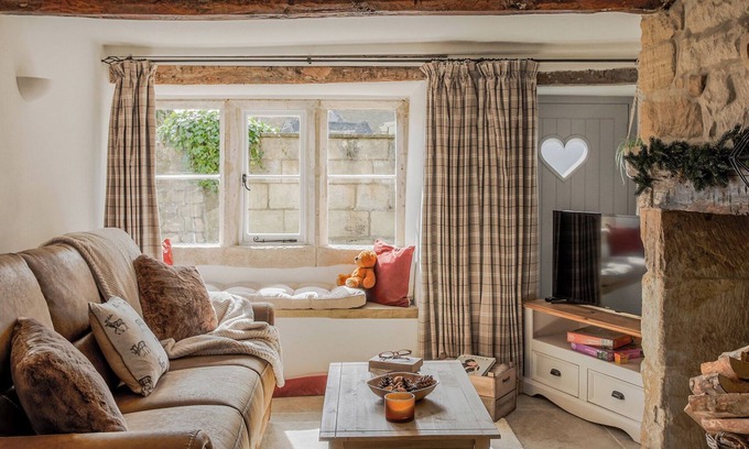 Painswick Cottage | Romantic Dog-Friendly Cotswolds Retreat With Views of Slad Valley, Painswick