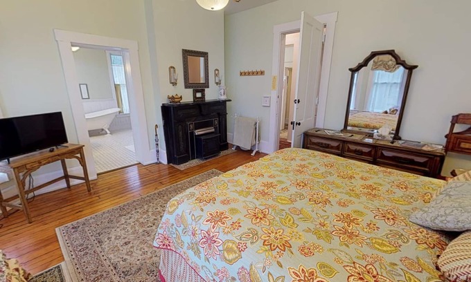 Nelsonville Bed & Breakfast | Romantic Dogwood Room, Clawfoot Bathtub in Historic Hyde House, Hocking Hills