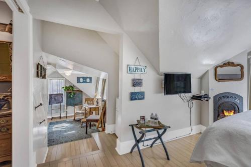 Glenwood Springs House | Romantic Downtown Suite at the Floradora House B and B