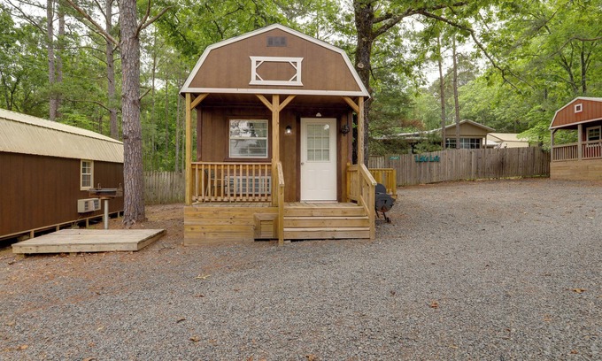 Greers Ferry Apartment | Romantic Escape in Greers Ferry < 1 Mi to Lake