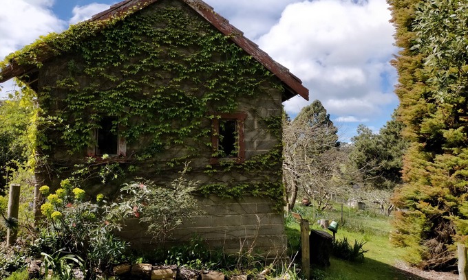 Penguin Cottage | Romantic Farm Cottage with Miniature Goats