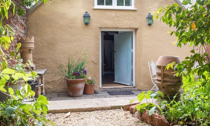 Belluton Apartment | Romantic Farmhouse Apartment nr Bath and Bristol with hot tub