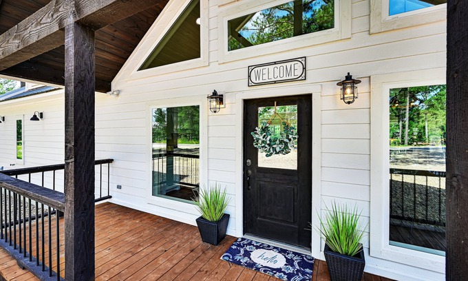 Broken Bow Cabin | Romantic farmhouse cabin🌲Large mural on back deck🌲Huge swaying pines🌲Hot tub