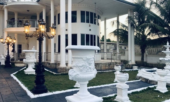 Kumasi Villa | Romantic French Rococo Mansion. Has 3-tiered Fountain Pool-25mins From Airport!