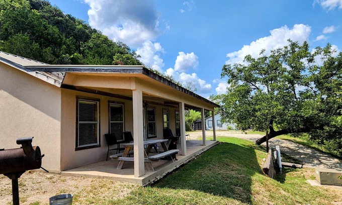 Leakey House | Romantic Frio Getaway