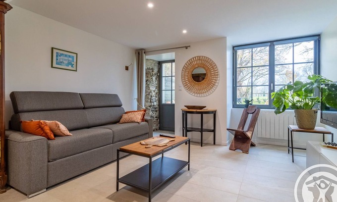 Rochefort-sur-Loire Cottage | Romantic Getaway: Modern Cottage Amid Loire Vineyards with Terrace, BBQ, and Nature Trails