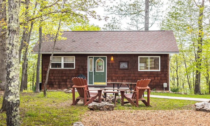 Steelville Cabin | Romantic getaway for 2 with stunning views and Private River Access