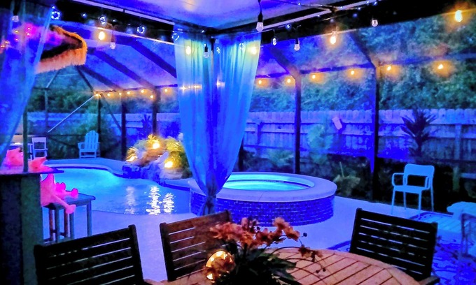 Vero Beach House | Romantic Getaway!Heated pool,Tiki bar, hot tub.Central Beaches ,Downtown/pets OK