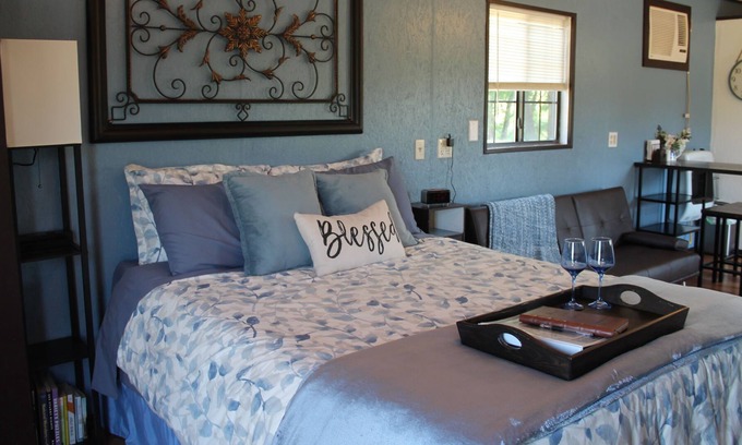 Camargo Cabin | Romantic Getaway in Cozy Cabin - Hot tub