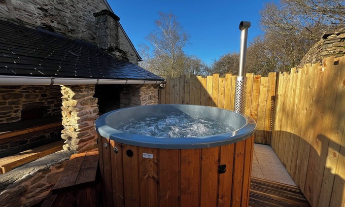 Scaer Cottage | Romantic getaway in the countryside: Gite for Two with Private Nordic Bath