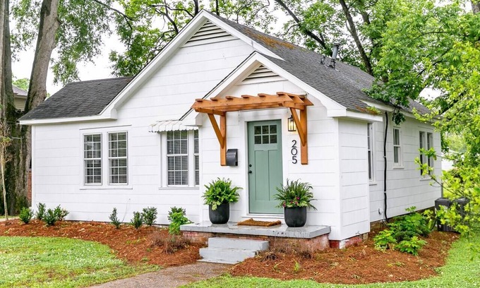 Monroe House | Romantic Getaway | Quiet & Safe | KING Beds