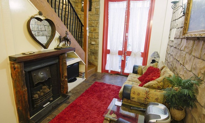 Mildura Central Business District Bed & Breakfast | Romantic Getaway - The Stable on Olive