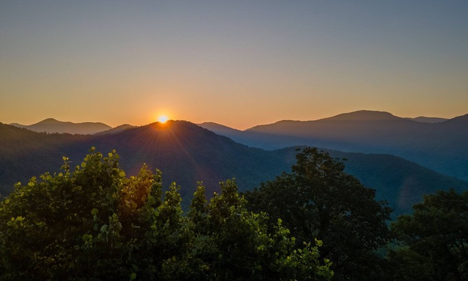 Franklin Cabin | Romantic Getaway with real wood fireplace, Hot tub, Spectacular Mountain Views