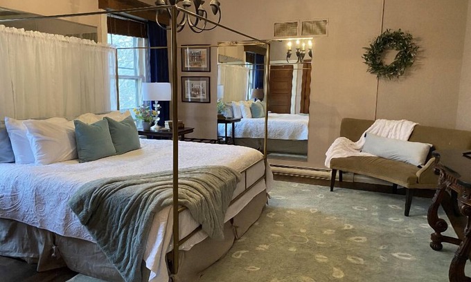 Rohrerstown Apartment | Romantic getaway with king bed & Jacuzzi bathtub