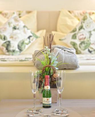 Syke Apartment | Romantic Greenhouse