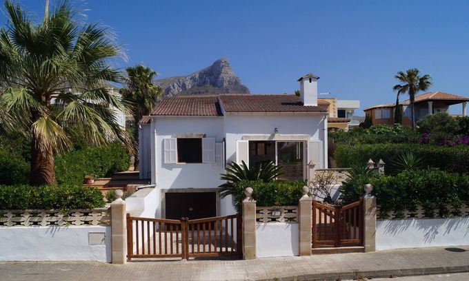 Urbanizacion Mont Ferrutx House | Romantic holiday home by the sea