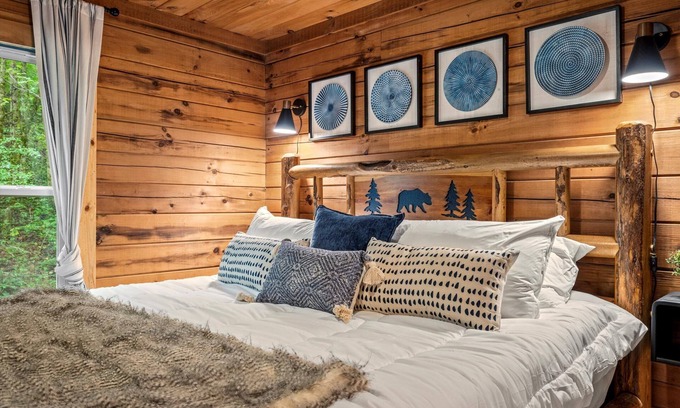 Townsend Cabin | Romantic, Hot Tub, Game Room, walk to bike path