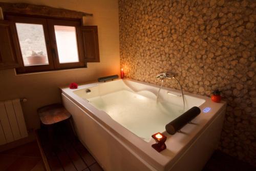 Laroya House | romantic house for 2 or 4 people with jacuzzi