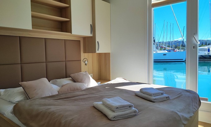 Piran Boat Rental | Romantic houseboat no. 1 with whirlpool - 1 min. from the beach