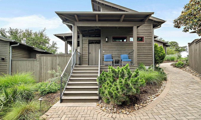 Spicewood Cabin | Romantic Lake Cabin | 1BR | Pickleball | BBQ