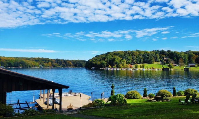 Indian Lake Ski Chalet | Romantic lakefront chalet w/hot tub