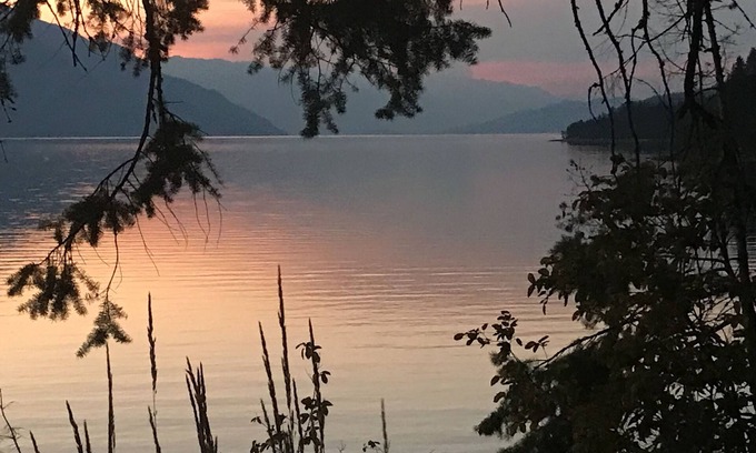 Central Kootenay Cabin | Romantic lakeside Cabin