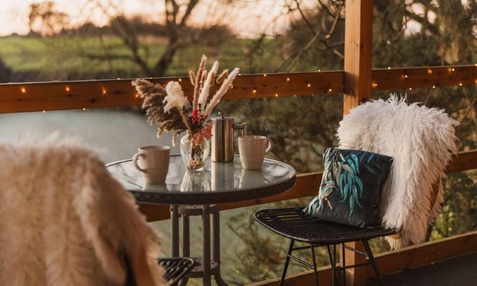 Arnold Cabin | Romantic Lakeside Lodge with Hot Tub at Kingfisher Lakes Glamping