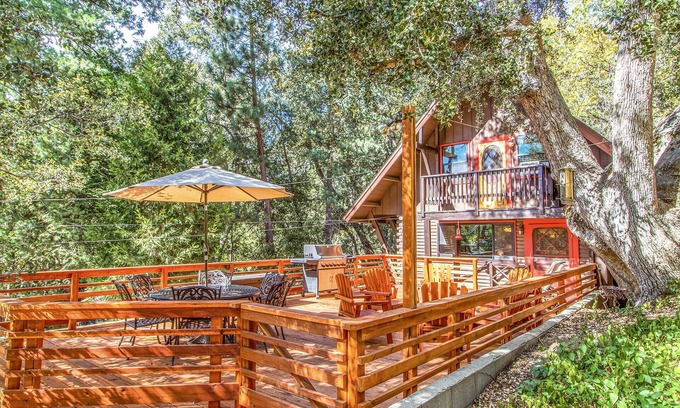 Idyllwild Cabin | ROMANTIC LOG CABIN ~ Quiet, Clean, Cozy ~Walk to Trails, 3 Min to Town!