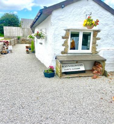 Truro House | Romantic log-burner Cornish Cottage private garden dogs welcome