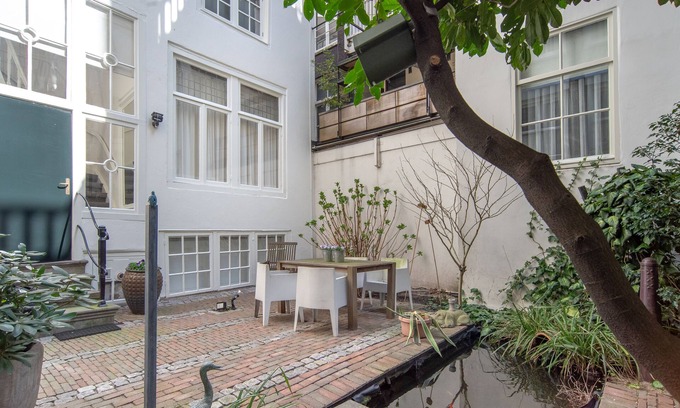 Burgwallen Nieuwe Zijde Apartment | Romantic, luxurious monumental canal apartment. In city center. Walk everywhere.