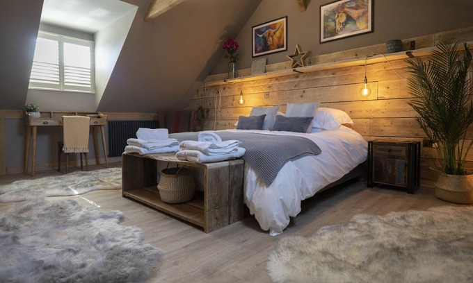 Benson House | Romantic luxury barn in quaint countryside village
