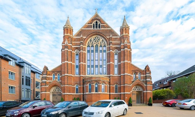 North Finchley Apartment | Romantic luxury Church getaway - with Boutique D&M Serviced Accommodation