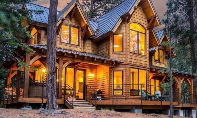 Bend Cabin | Romantic Luxury on Private Lake w/Hot Tub & Amazing Views