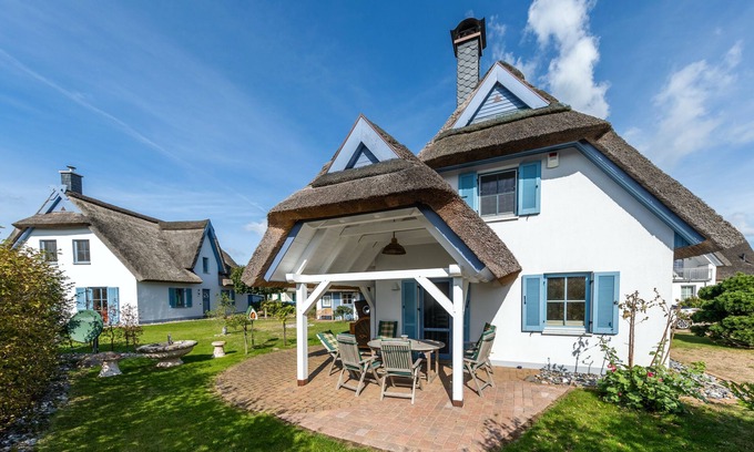 Glowe House | Romantic luxury thatch-roof house 300m to the beach, playground nearby, WiFi