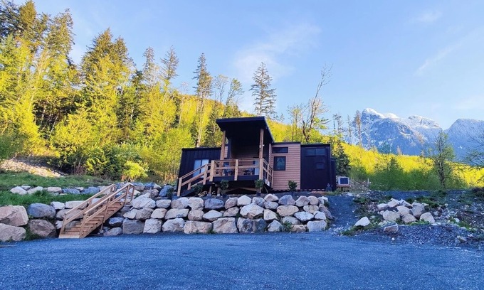 Hope House | Romantic, luxury tiny house in the mountains, 2 mins to Kawkawa Lake.