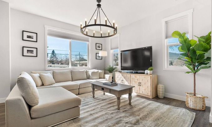 Okanagan-Similkameen House | Romantic Modern 3 Bedroom Home Close To Beach & Shops