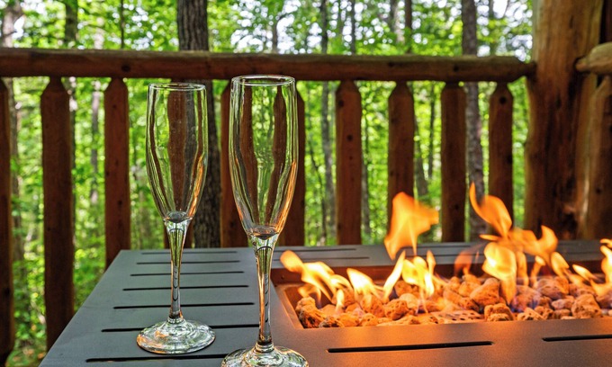 Sevierville Cabin | Romantic Mountain Getaway at Mountain LivInn