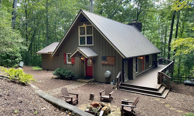 Dahlonega Cabin | Romantic Mountain Hideaway- Fire Pit/Dog Friendly/Creek!