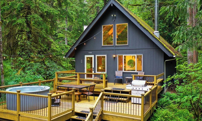 Glacier House | Romantic Mt Baker Cabin with a touch of Rustic Charm! Woodstove, Hot Tub, Pet friendly