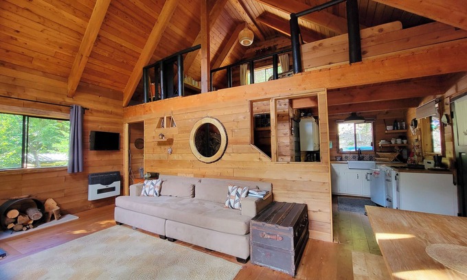 D'Arcy Cabin | Romantic Off-Grid Cabin Stargaze & Unwind