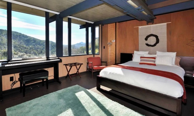 Santa Venetia Apartment | Romantic Onsen Retreat Mid-Century Suite, Pool, Views, Sauna!