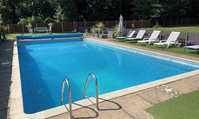 Aylmerton Apartment | Romantic Pond view Orpington studio with outdoor swimming pool. Pet friendly