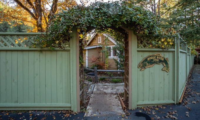 Trail Cabin | Romantic & private cabin on Rogue River, 1 hr from Crater Lake