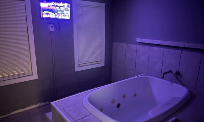 Homestead Apartment | romantic queen jacuzzi suite