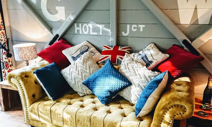 Cadgwith Cabin | Romantic Railway Carriage in 2 acres! By coast path, short walk to beach/pub π