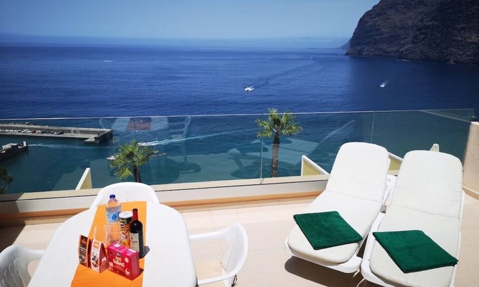Los Gigantes Apartment | ROMANTIC RETREAT IN PRIME POSITION WITH STUNNING VIEWS TO CLIFFS, MARINA & SEA.