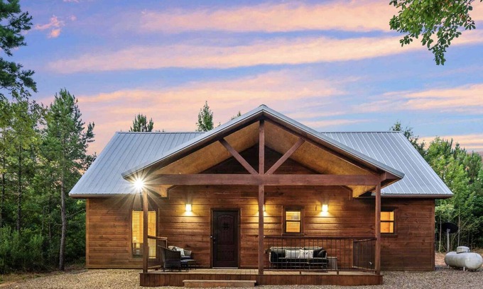 Broken Bow Cabin | Romantic Retreat Hot Tub Fire Pit S’mores & Firewood Incl Dog Friendly