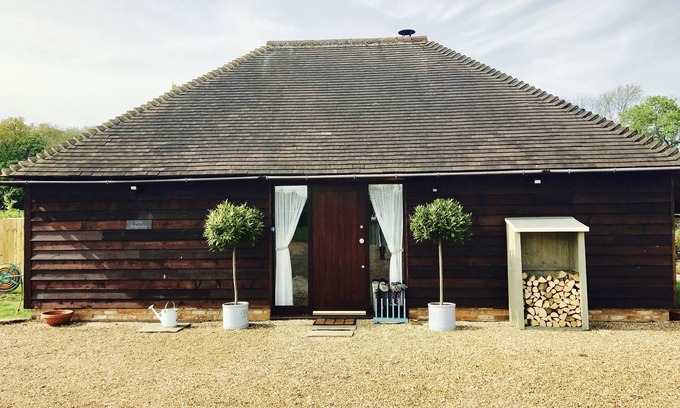Abbess Roding House | Romantic retreat in the hop fields of Kent, with great sightseeing