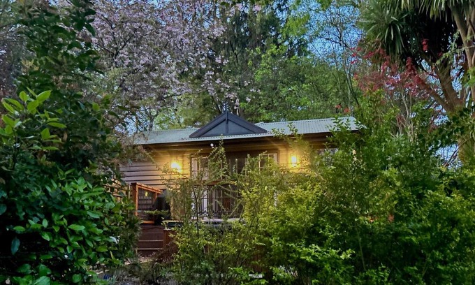 Mount Dandenong House | Romantic Retreat with Spa and Private Gardens
