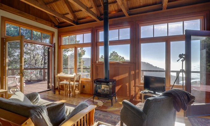 Albion Cottage | Romantic Ridgetop Escape w/Hot Tub Near Mendocino